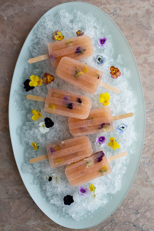 Bellini Popsicles with Edible Flowers // HonestlyYUM