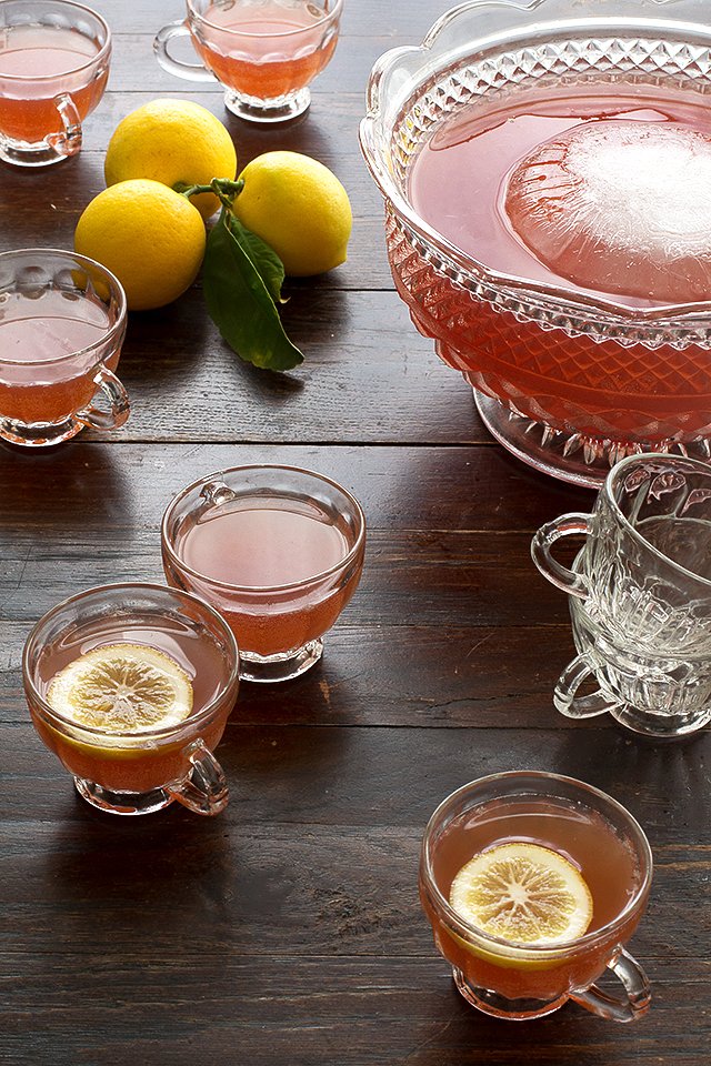 Thanksgiving Punch For A Crowd {4 Ingredients!} - The Gay Globetrotter