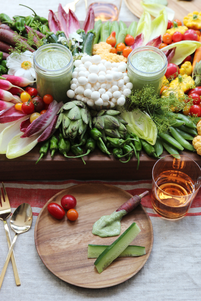 Crudite platter with vegan dip | HonestlyYUM