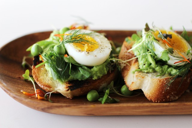 Egg and pea tartines | HonestlyYUM