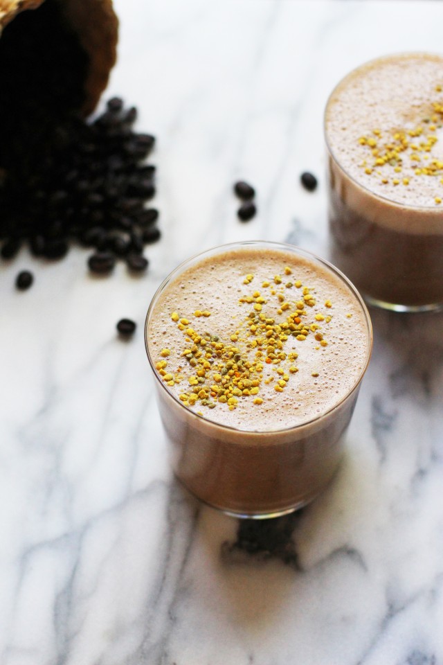 Coffee Smoothie with bee pollen | HonestlyYUM