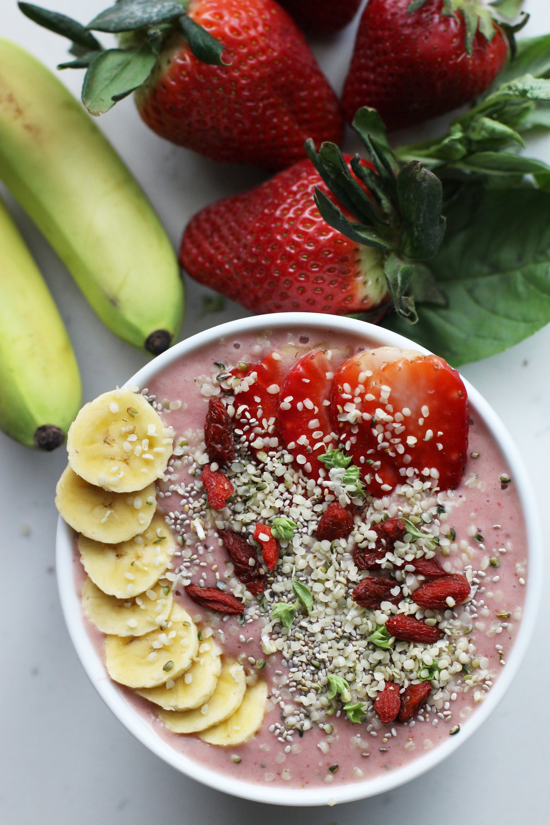 Strawberry basil smoothie bowls | HonestlyYUM
