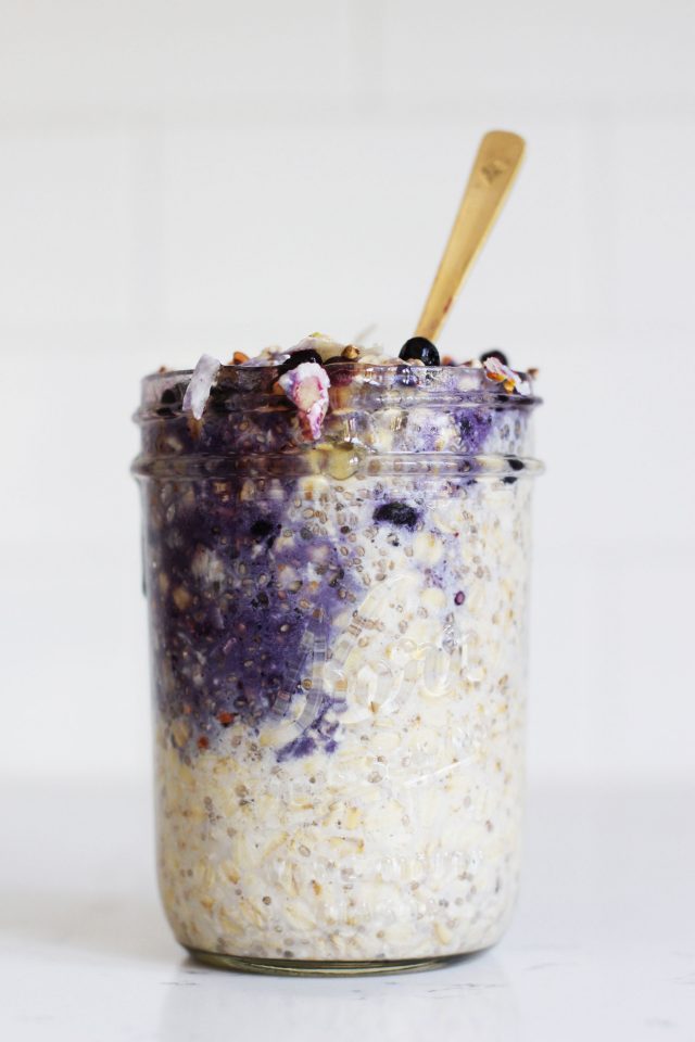 Blueberry-overnight-oats-_-HonestlyYUM