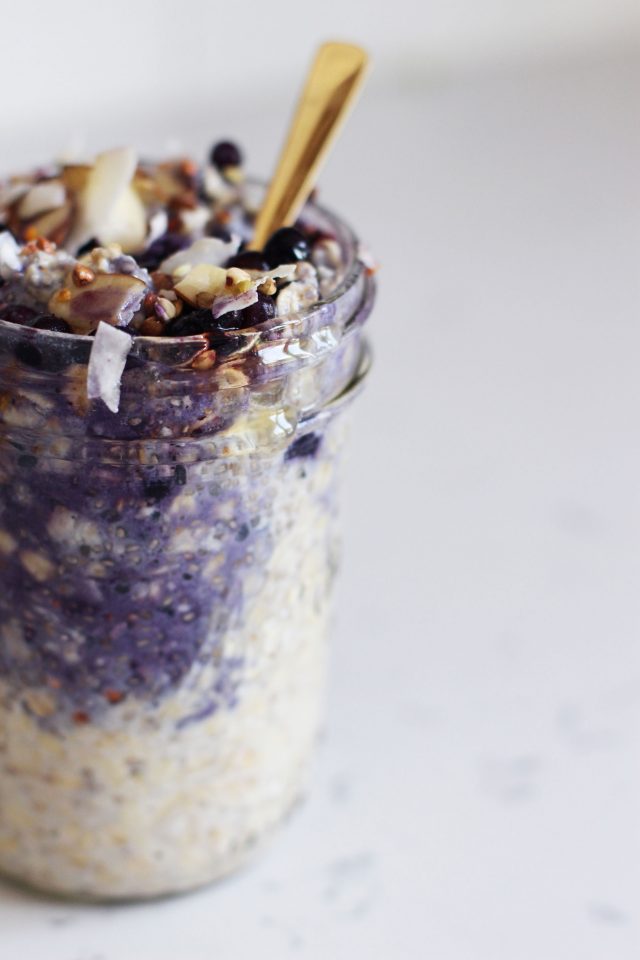 Frozen-blueberry-overnight-oats-_-HonestlyYUM