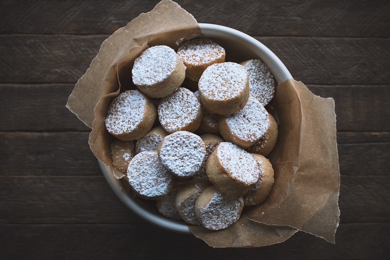 Ricciarelli (Italian Almond Cookies) | HonestlyYUM (honestlyyum.com)