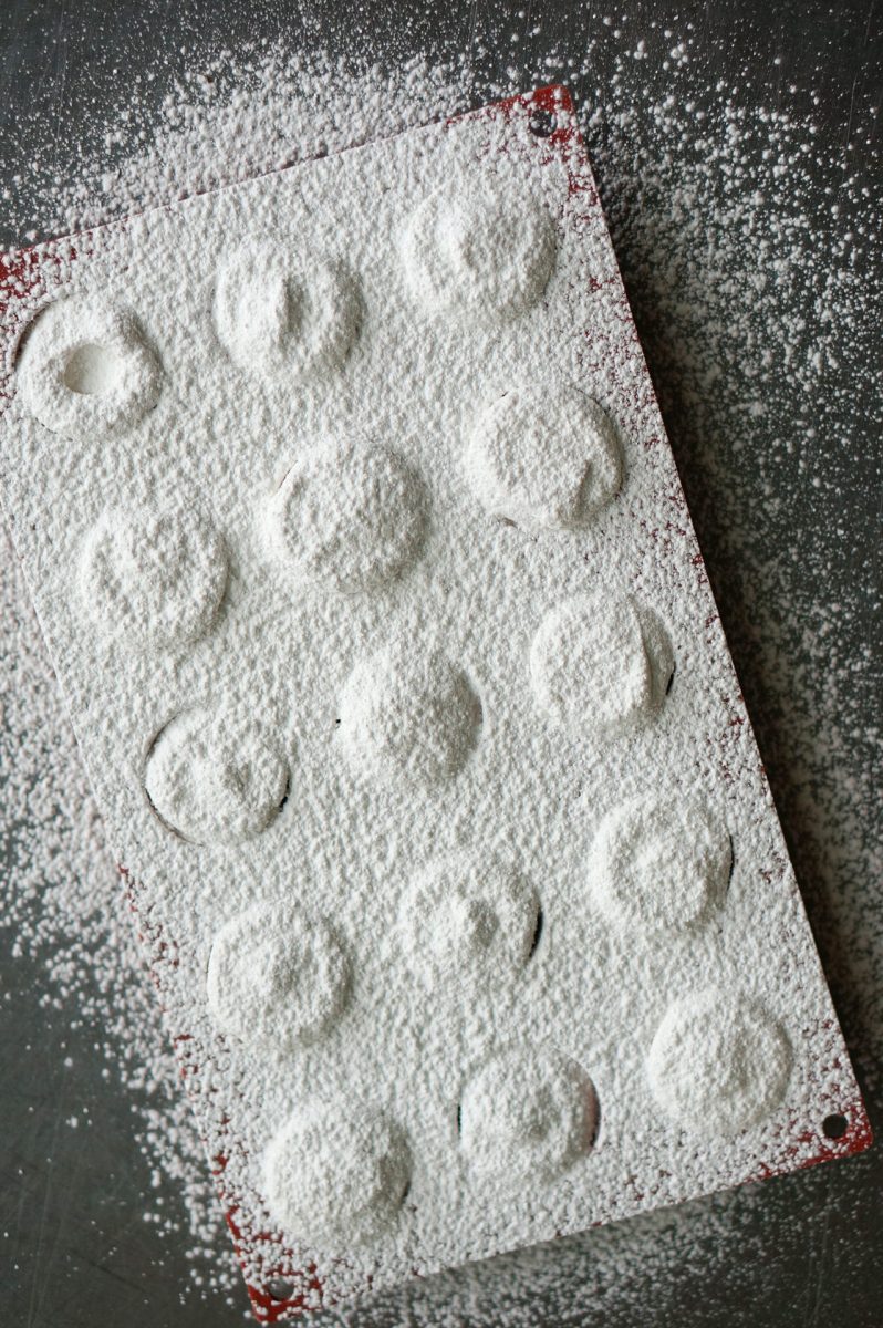 https://honestlyyum.com/wp-content/uploads/2015/05/Marshmallows-in-molds-e1515711559675-798x1200.jpg