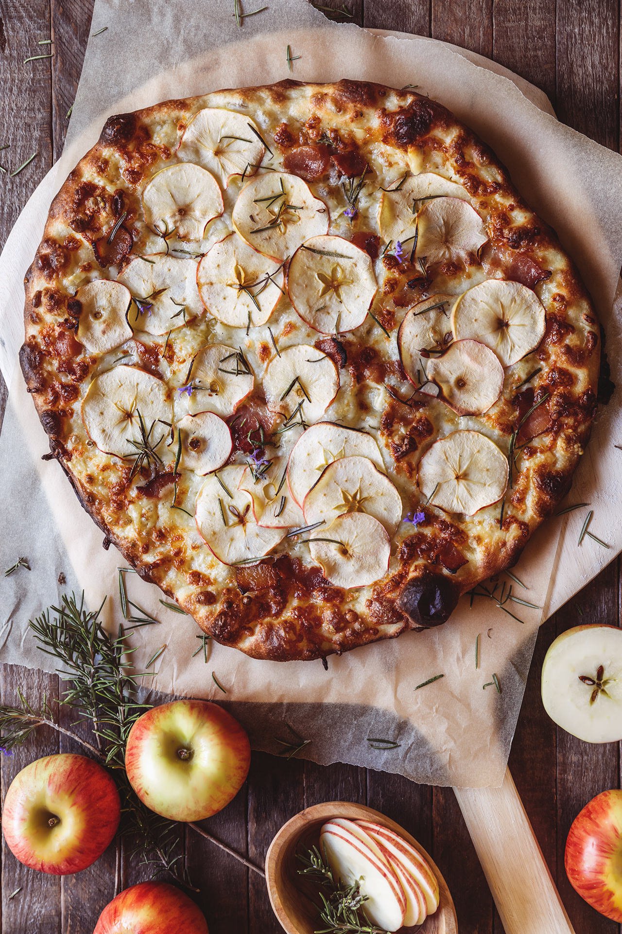 Apple, Bacon and Rosemary Pizza - HonestlyYUM