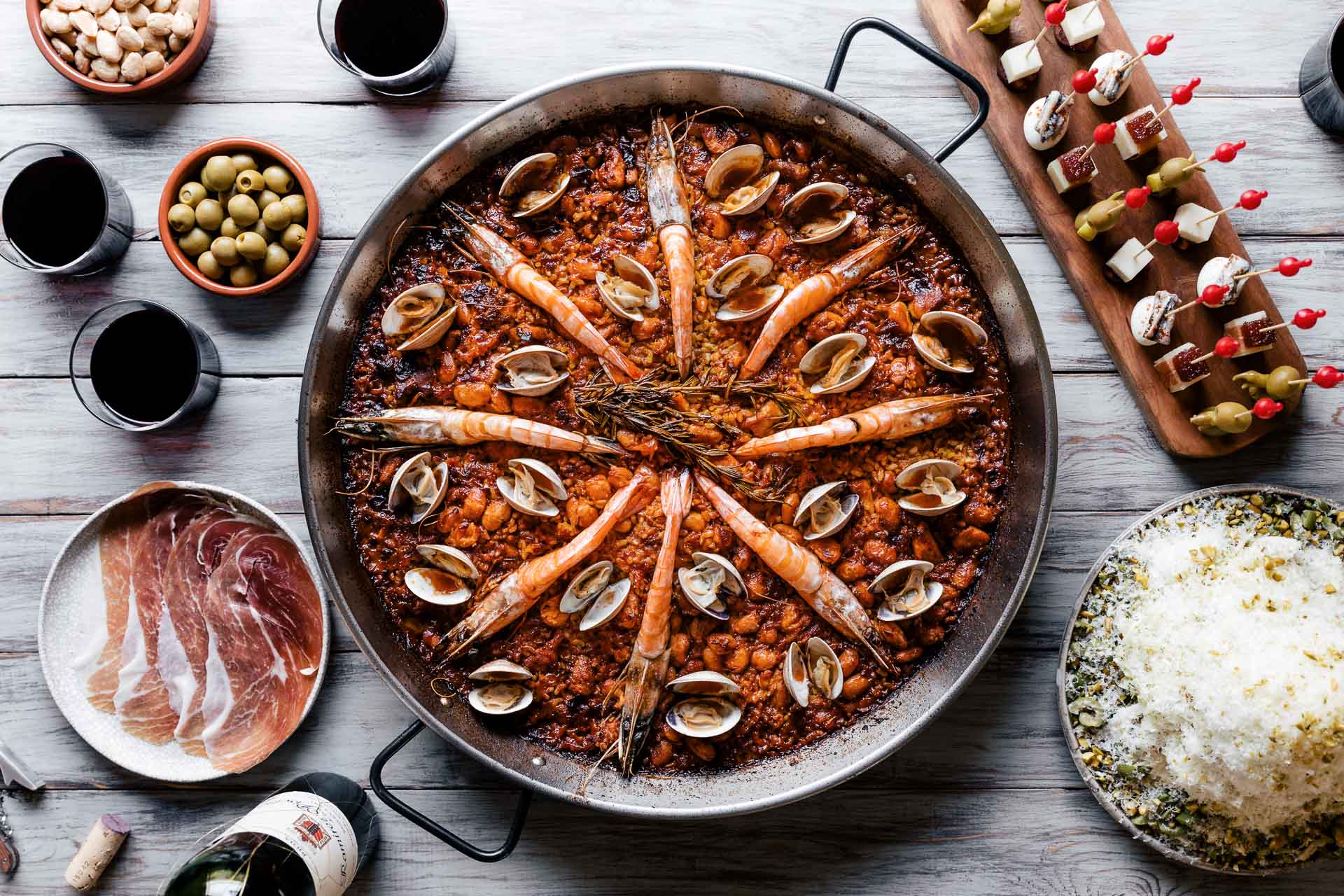 How to Make Paella at Home | HonestlyYUM (honestlyyum.com)