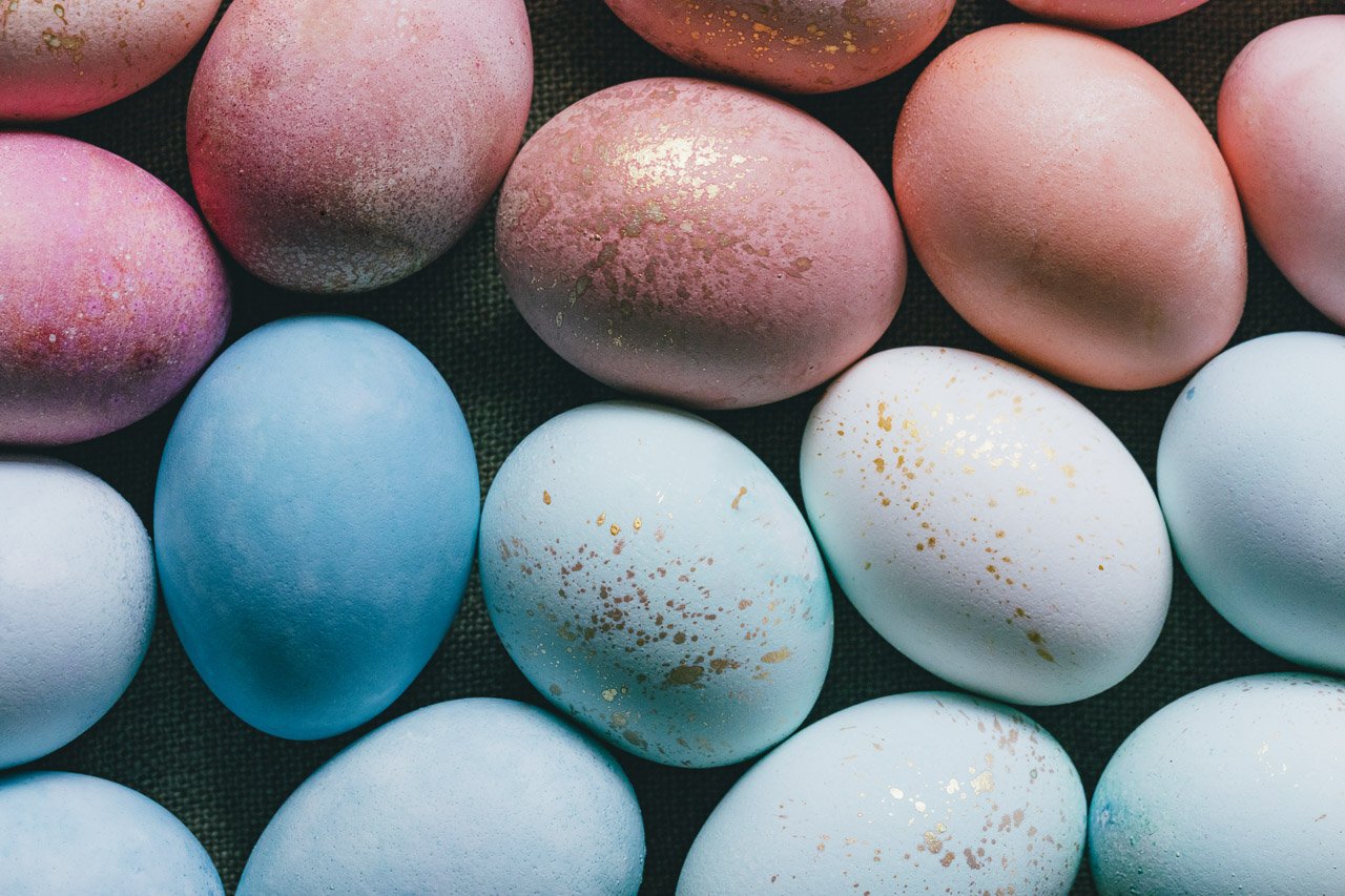 DIY Naturally Dyed Eggs | HonestlyYUM (honestlyyum.com)