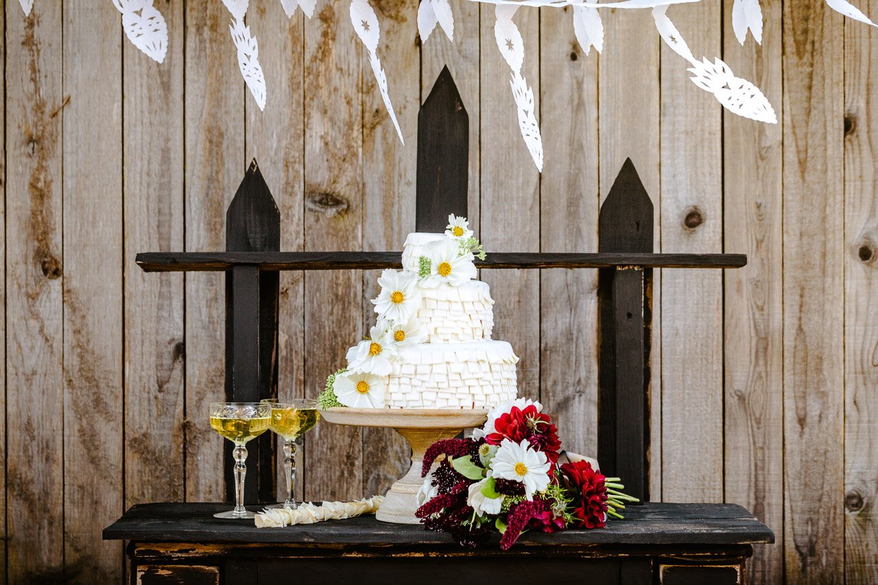Piñata Wedding Cake | HonestlyYUM (honestlyyum.com)