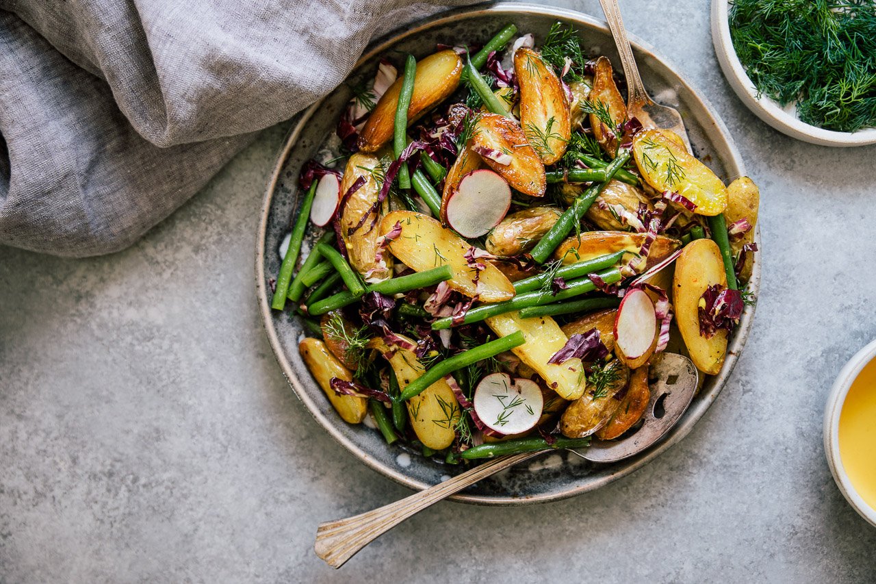 Potato Salad w/ Saffron Aioli | HonestlyYUM (honestlyyum.com) #recipes #salads #picnics #veggies #saladdressing