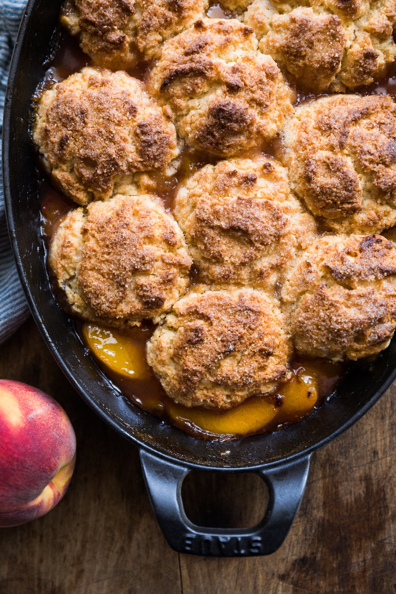 Peach Biscuit Cobbler | HonestlyYUM (honestlyyum.com) #recipes #baking #cobbler #peaches