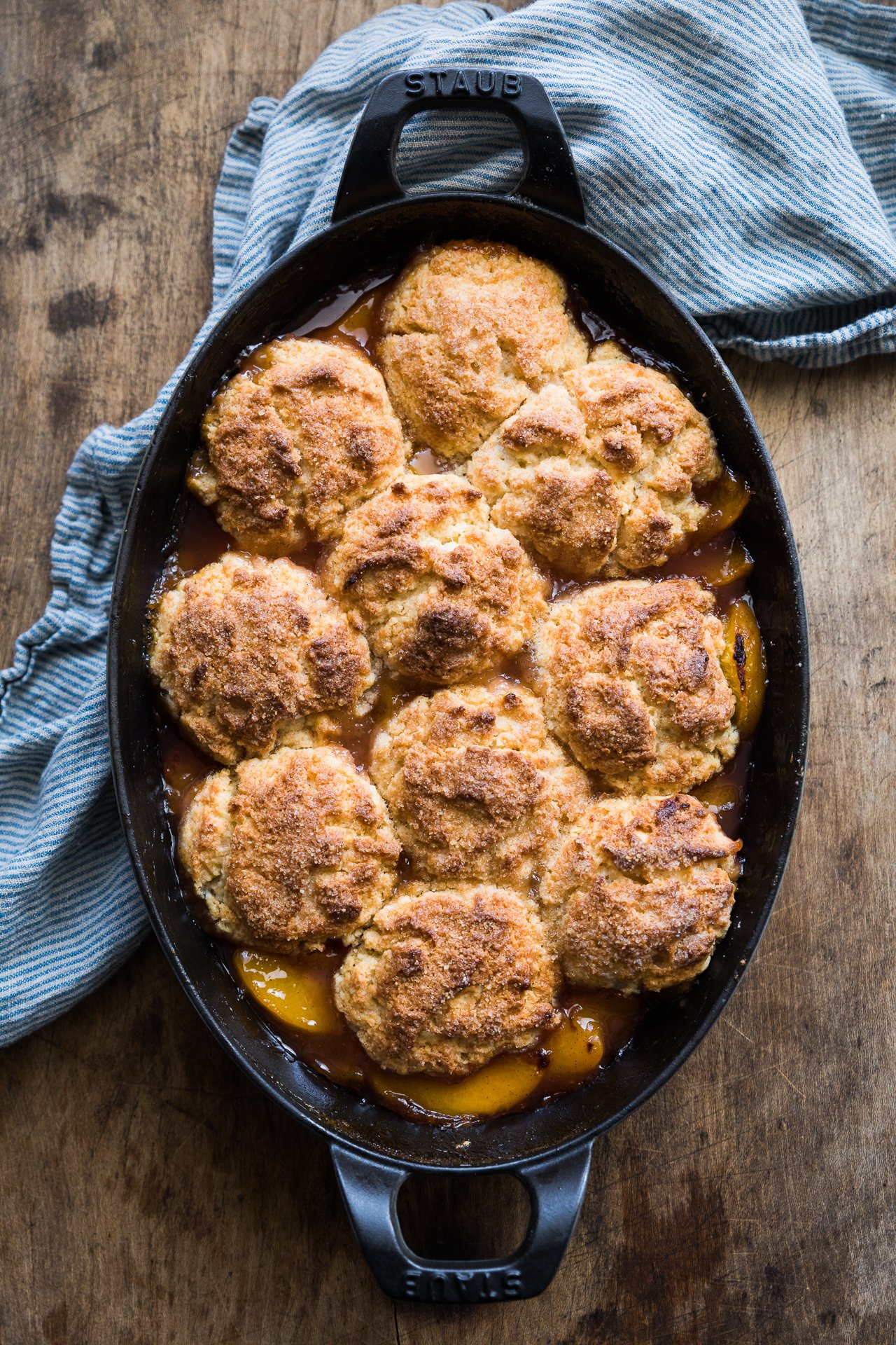 Peach Biscuit Cobbler | HonestlyYUM (honestlyyum.com) #recipes #baking #cobbler #peaches