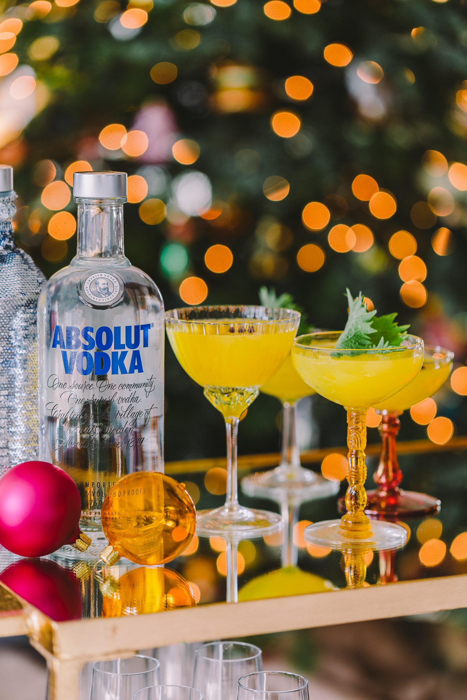 https://honestlyyum.com/wp-content/uploads/2018/12/mandarin-shiso-cocktail-absolut-vodka-1-1.jpg