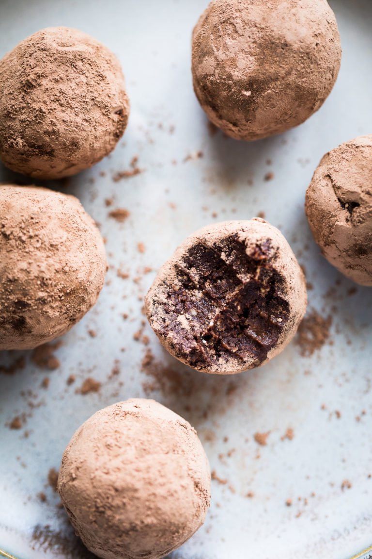 Cacao-Date Balls – HonestlyYUM